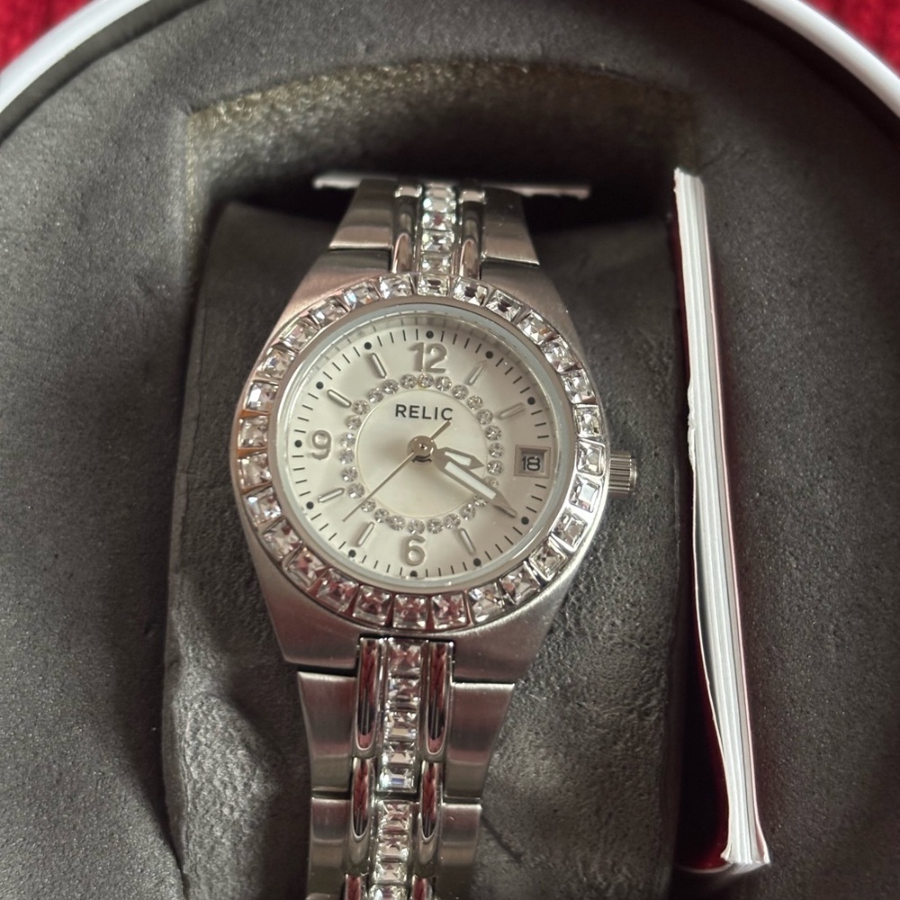 Relic by Fossil Queen's Court Women's Silver-Tone Quartz Analog Watch - Picture 2 of 2